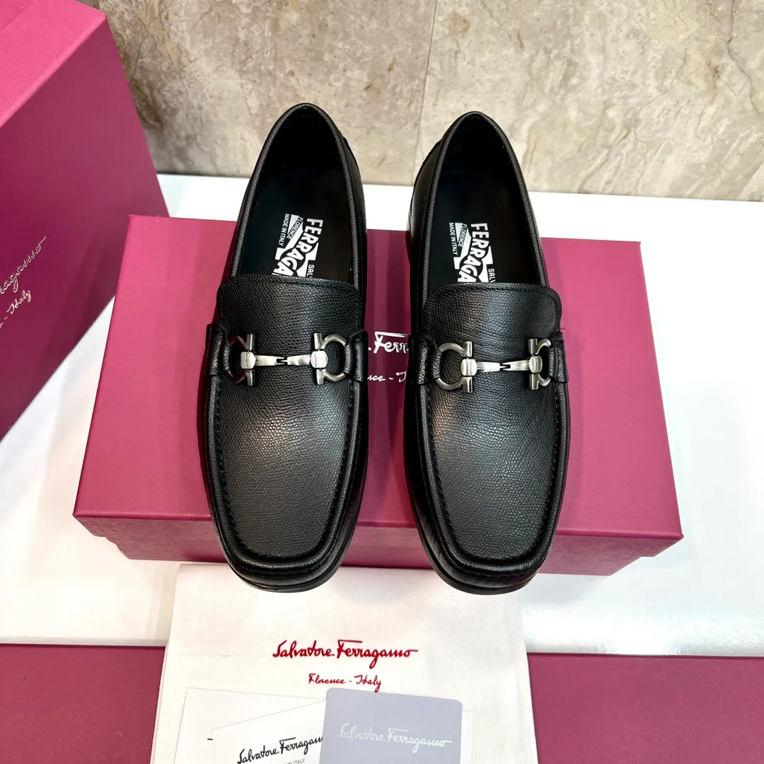 Original quality P780 Brand: Ferragamo Standard size: Men's size 39–44 (38.45 can be customized) Grade: Same style as the official website High-quality men's shoes Material: Customized first-layer calfskin with water-dyed cowhide lining Cowhide tiptoe Original non-slip and wear-resistant rubber outsole Style category: Men's formal business leather shoes are young and fashionable European and American trends British style Casual matching and comfortable feet Color: actual picture